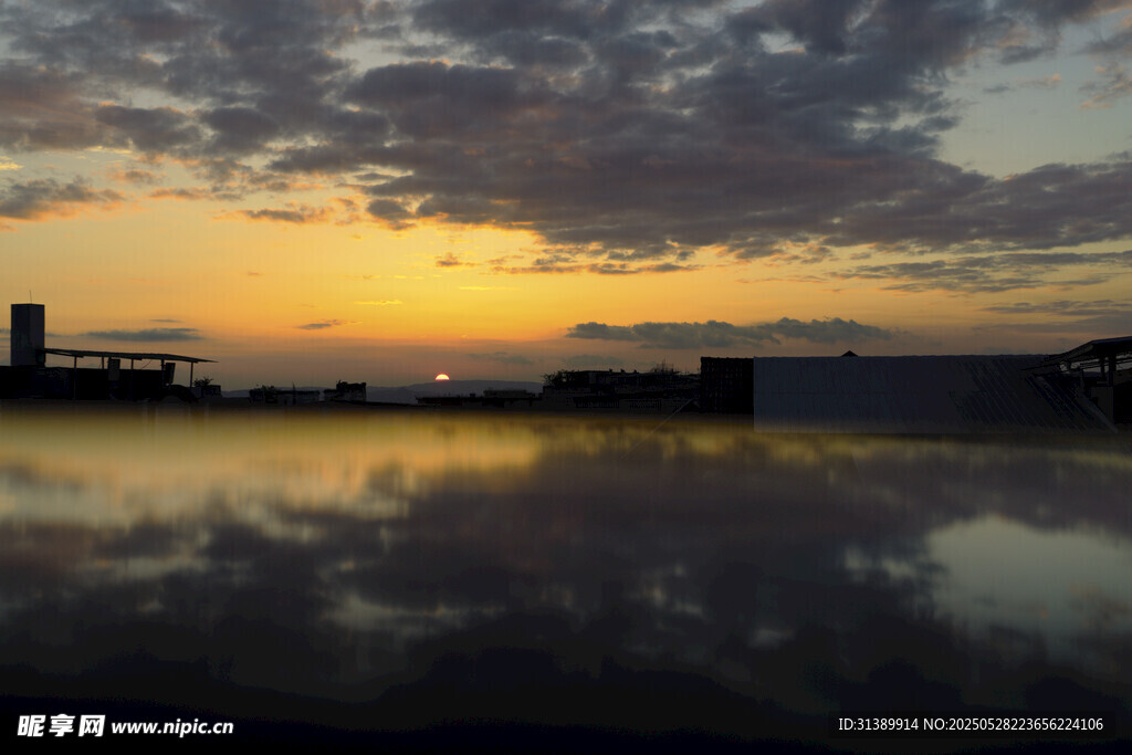 夕阳下的水面倒影美景