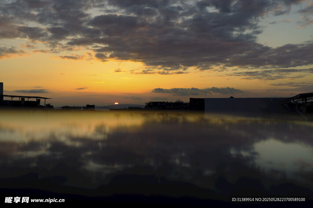 夕阳下湖面的美丽倒影