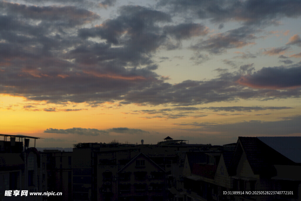 黄昏下的城市屋顶景观