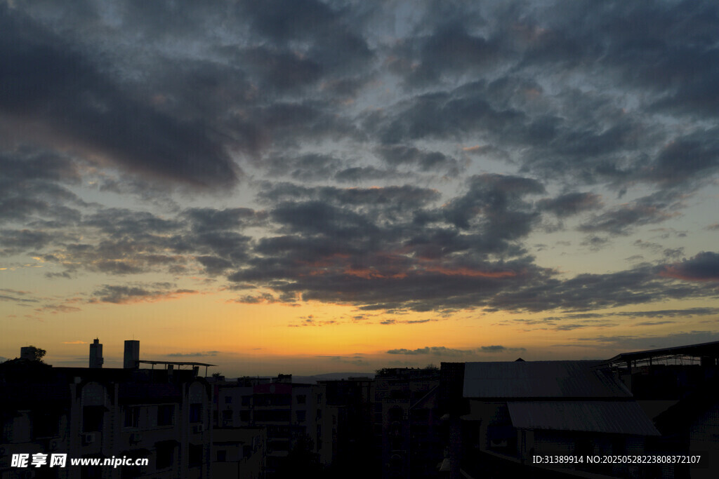 城市黄昏天空壮丽云霞