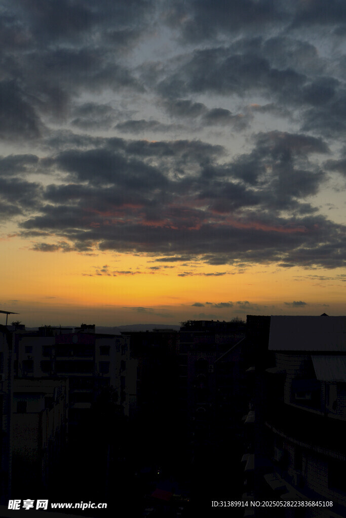 城市黄昏天空壮丽景观