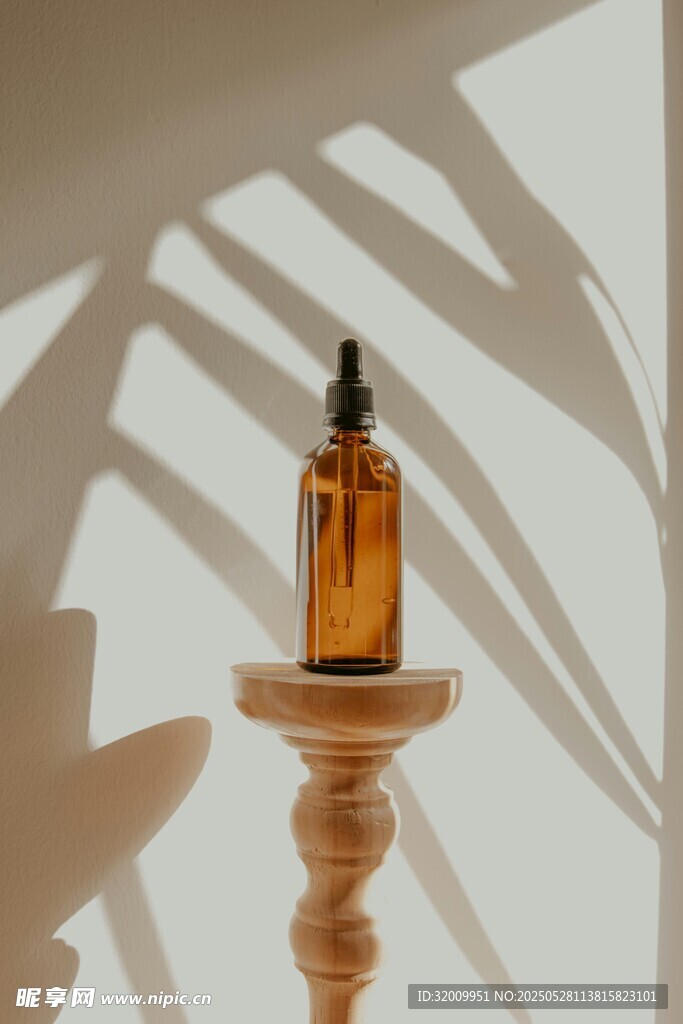 木质台上的精致精油瓶
