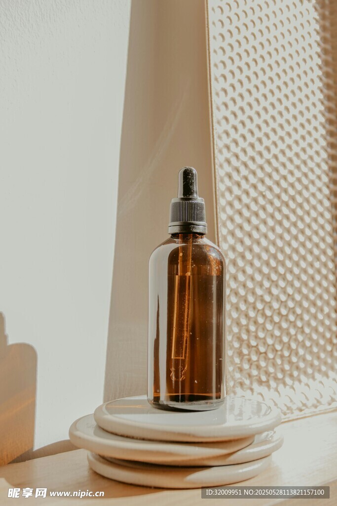 简约风精油瓶与叠放物件