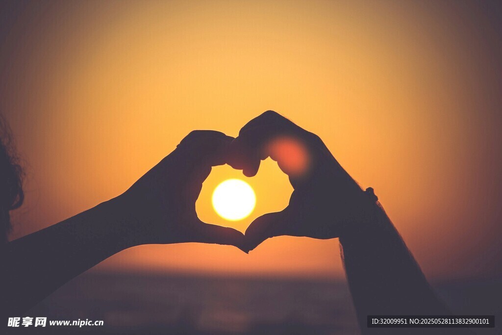 夕阳下双手比心浪漫瞬间