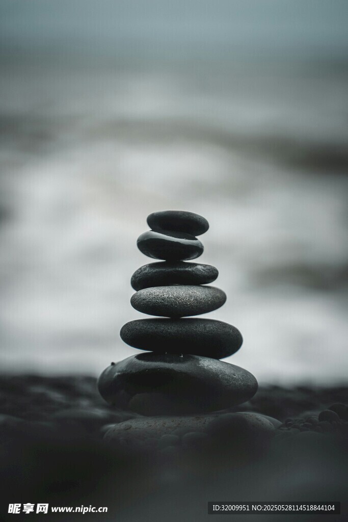 海边堆叠的平衡石景观