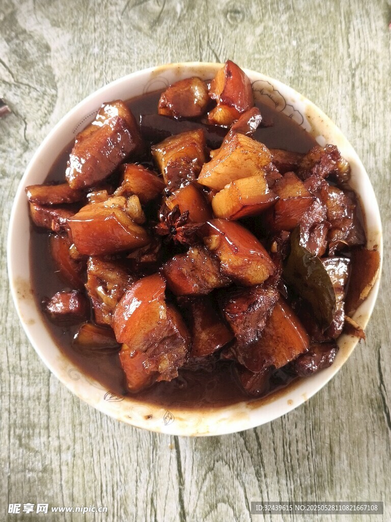 美味红烧肉盛于白碗中