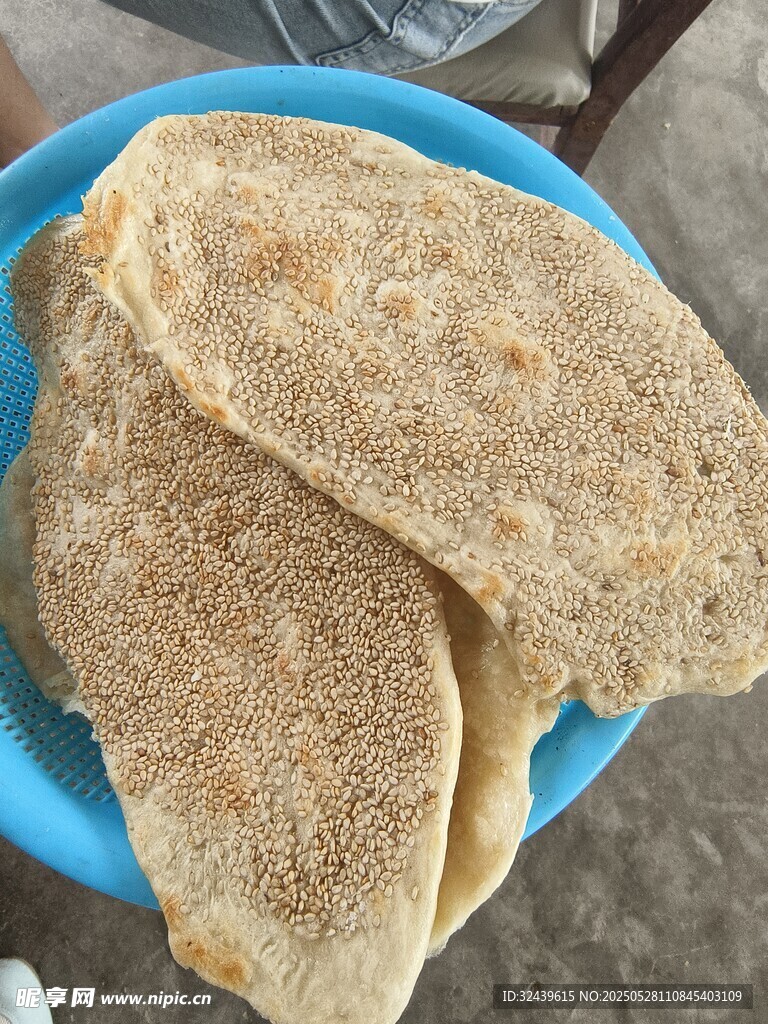 蓝色碗中的美味薄饼