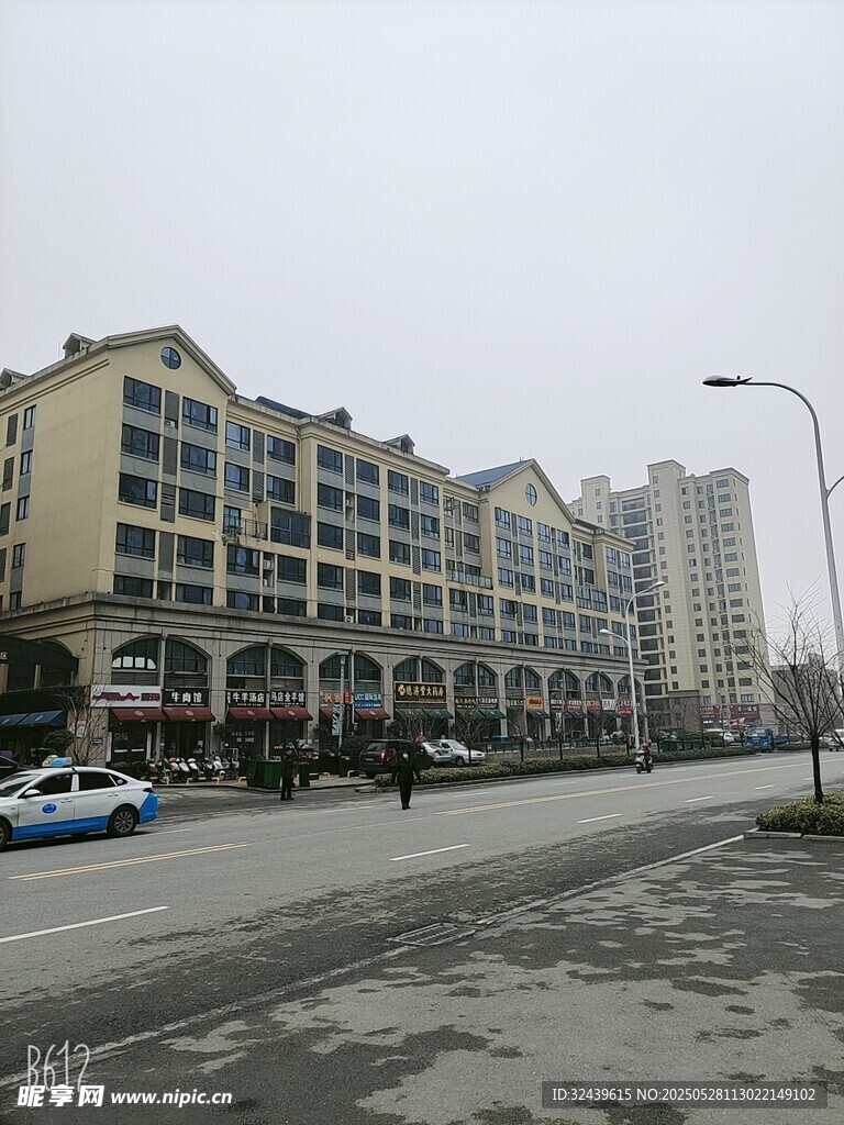 城市街道旁的多层居民楼