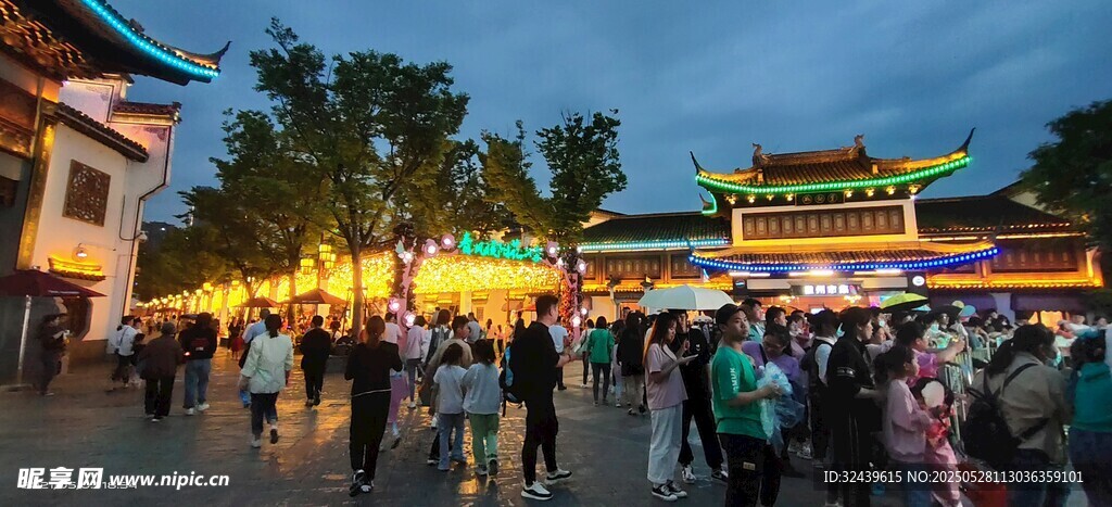 古街夜景人群热闹非凡