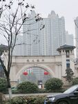 城市中式拱门与高楼景观