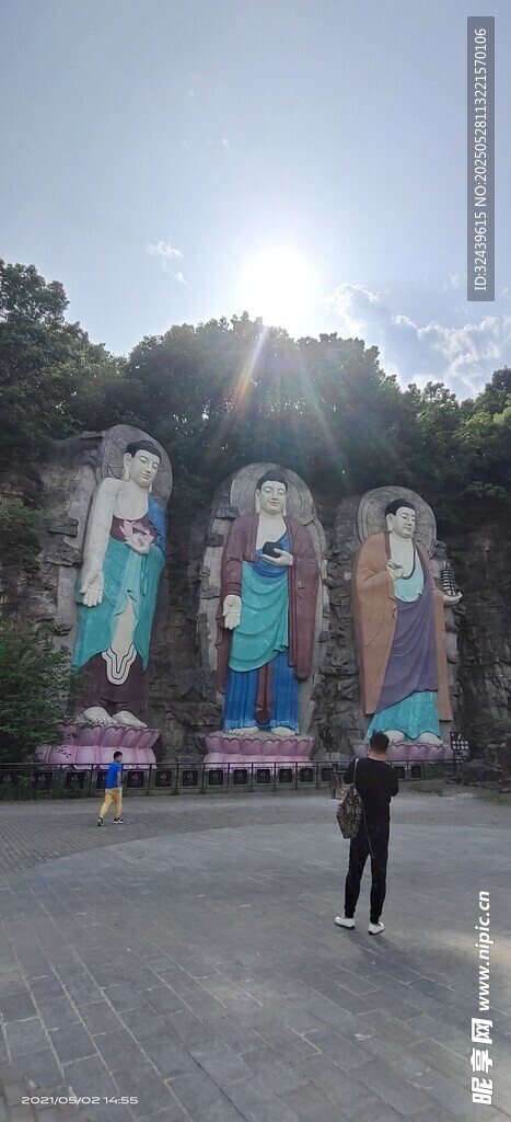 宏伟拱门景观前的行人