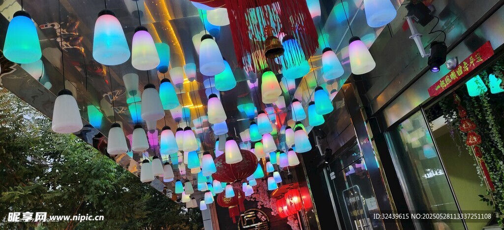 街道悬挂多彩灯笼装饰