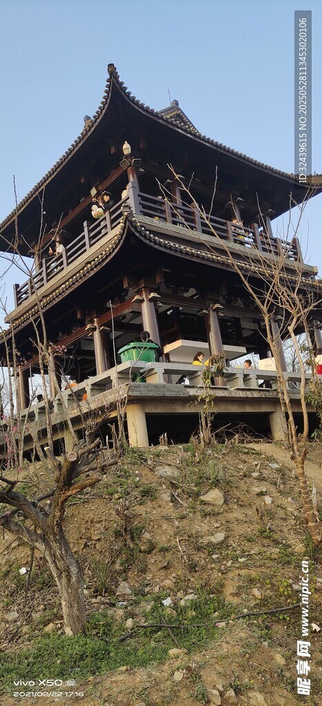 古雅中式楼阁屹立山间