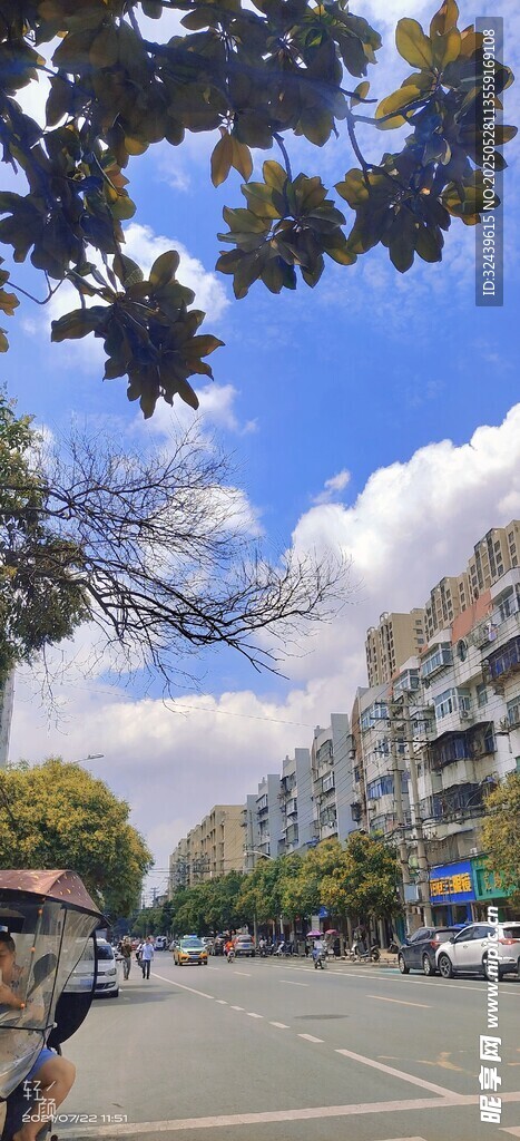 城市街道骑行风景