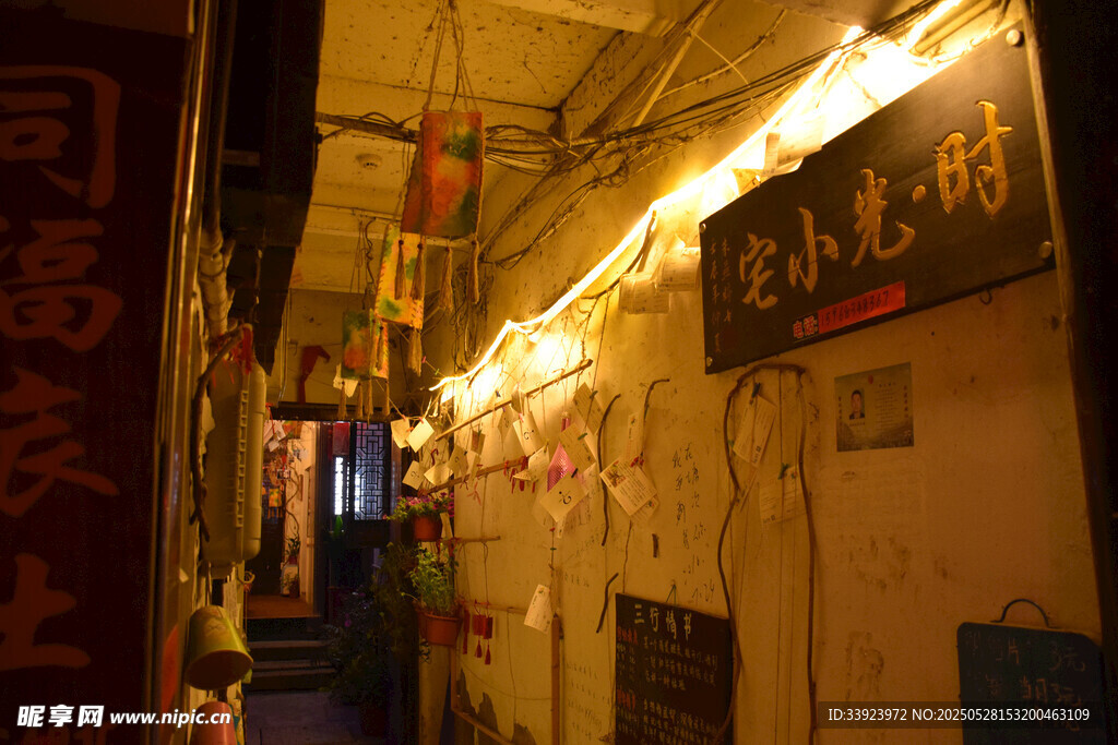 小巷中的温馨灯光小店