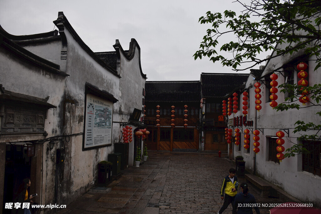 江南雨巷中的古朴民居