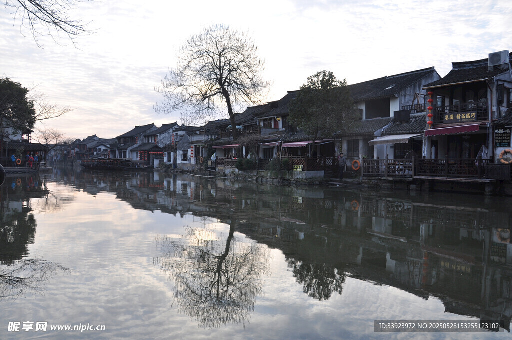 江南水乡静谧河道风景
