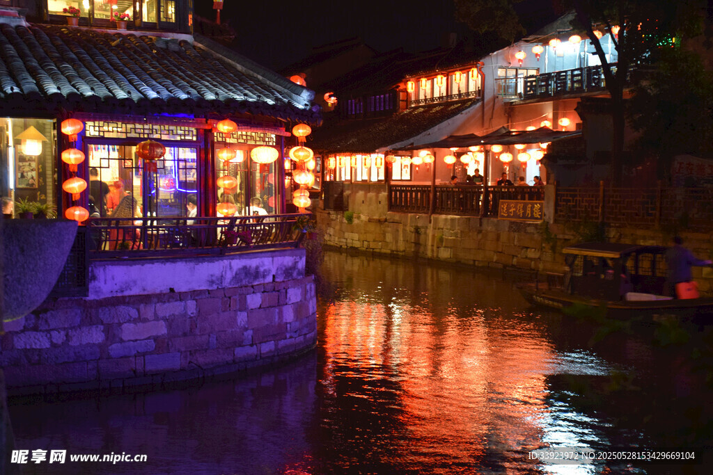 古街河畔夜景璀璨迷人