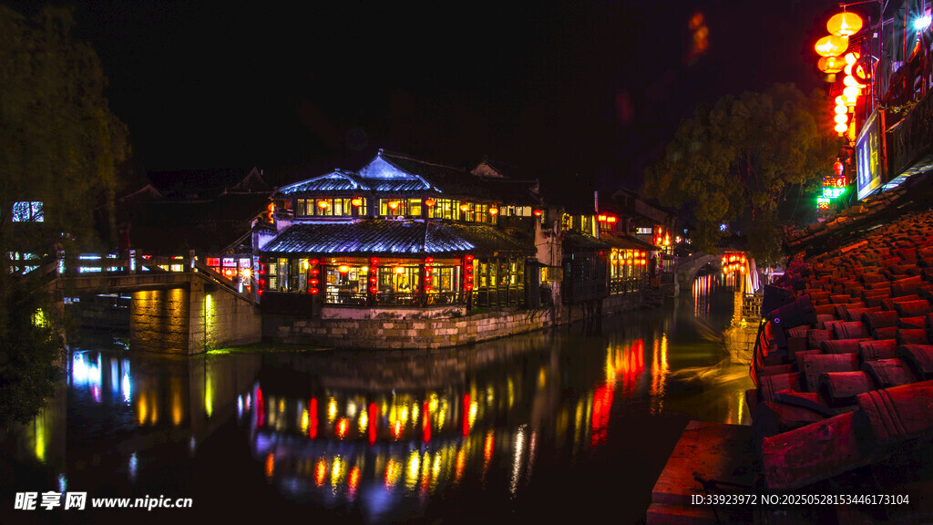 江南水乡夜景璀璨灯火