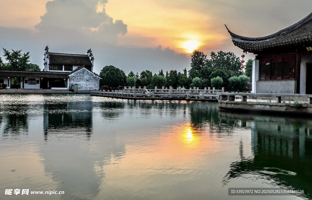 夕阳下的中式水乡美景