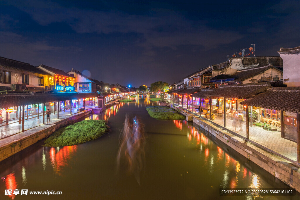 江南水乡夜景璀璨迷人