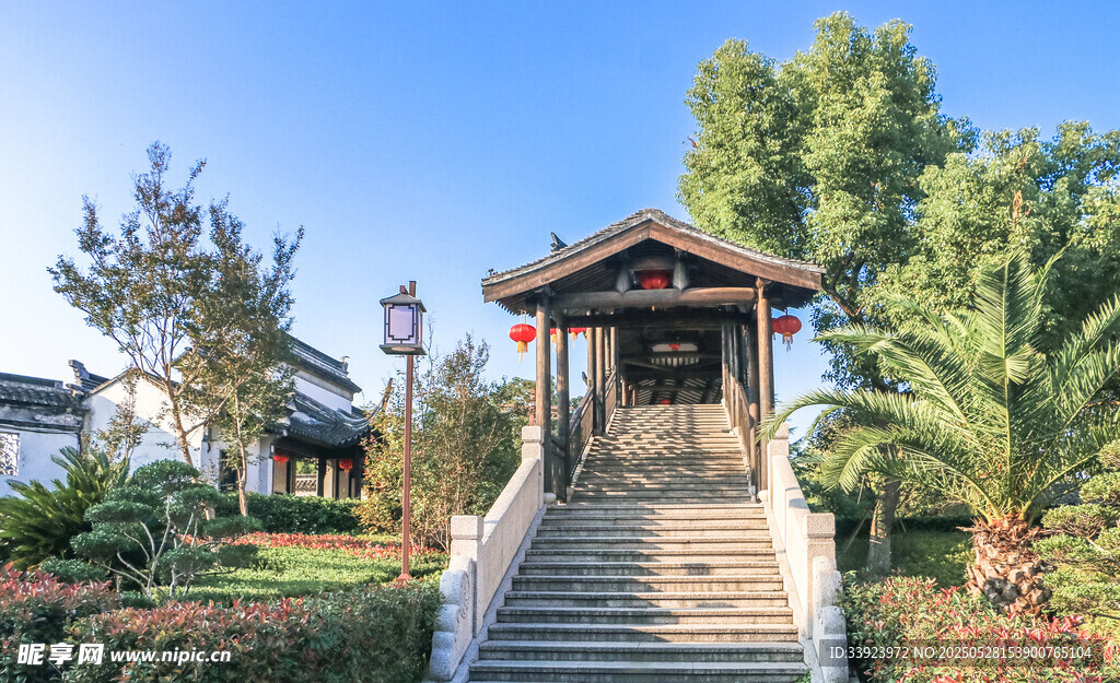 中式凉亭旁的木质步道