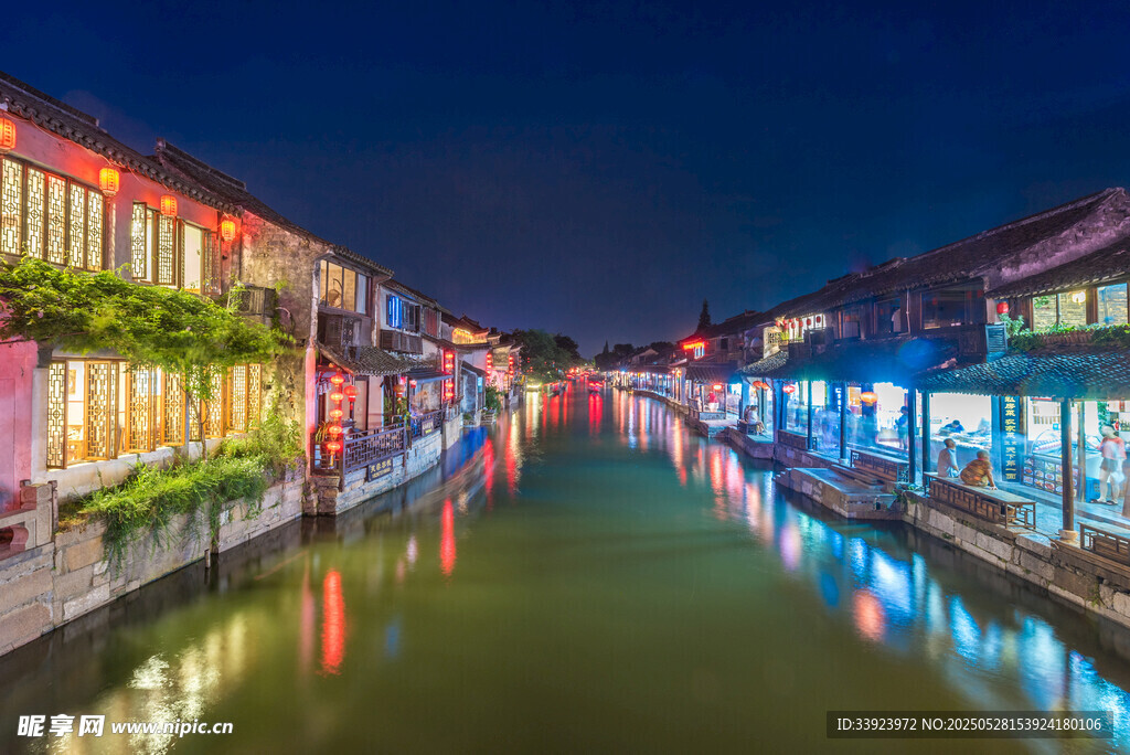 江南水乡夜景璀璨迷人