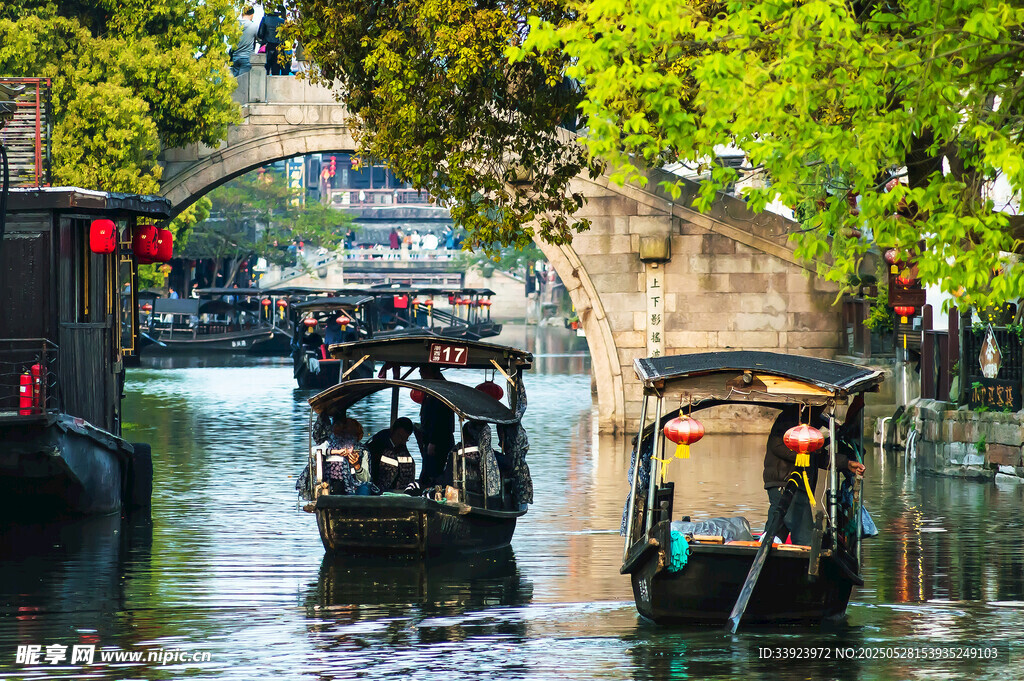 江南水乡小船穿行美景
