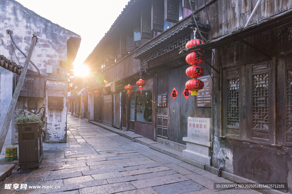 古巷夕阳下的红灯笼景致