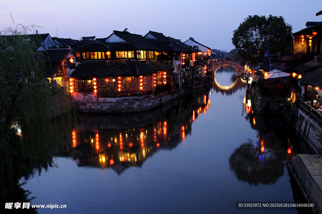 水乡夜景灯火璀璨映河面