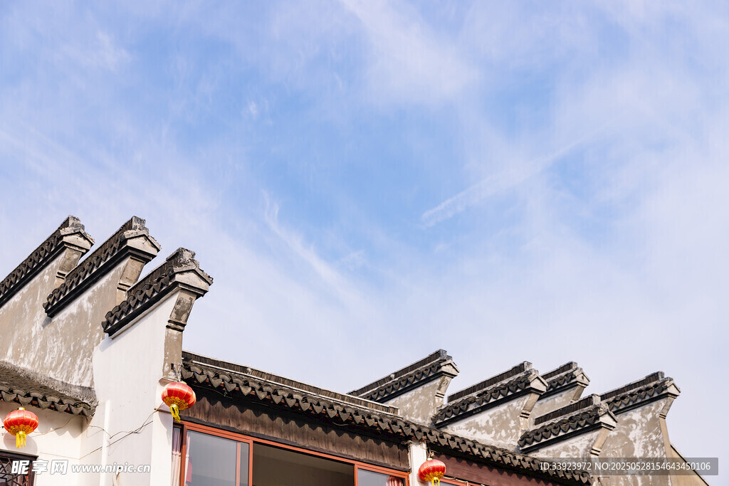 中式古建筑屋檐与蓝天