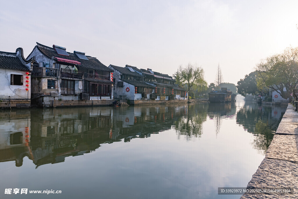 江南水乡静谧河道风景