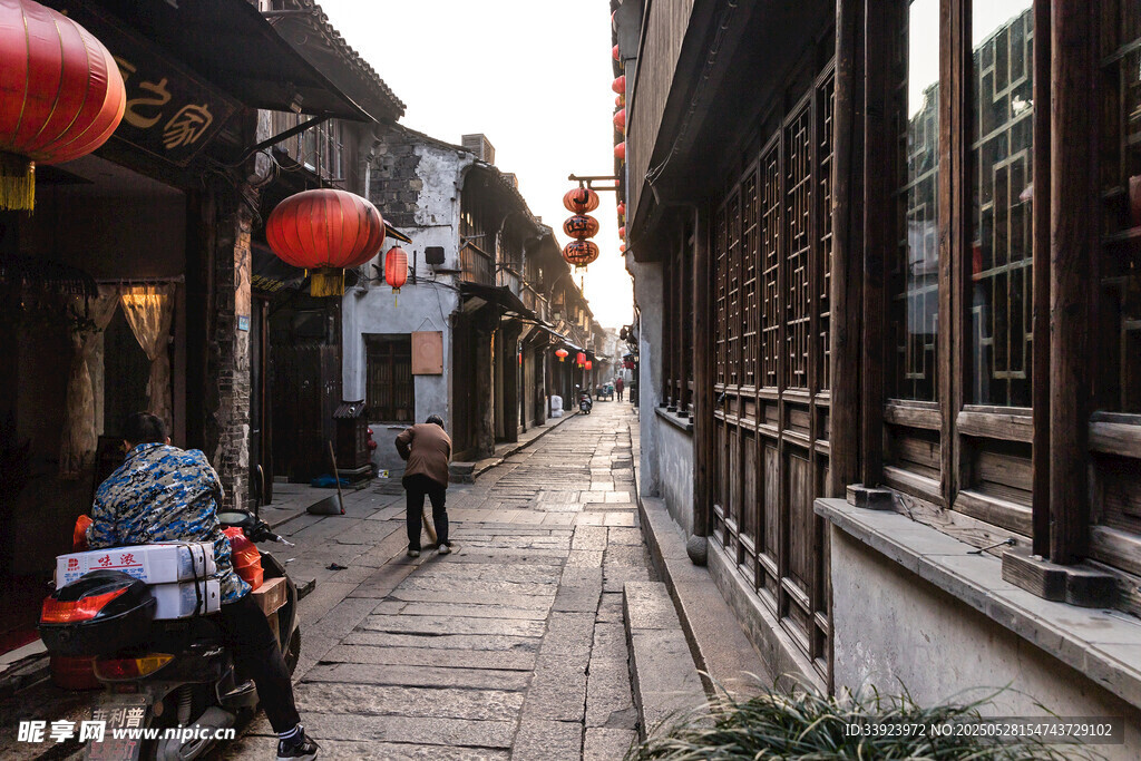 古巷行人与红灯笼景致