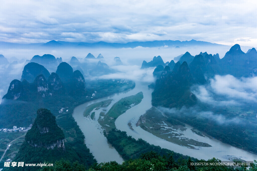 漓江山水云雾缭绕美景