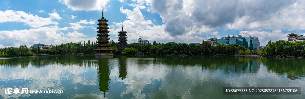 湖畔钟楼美景