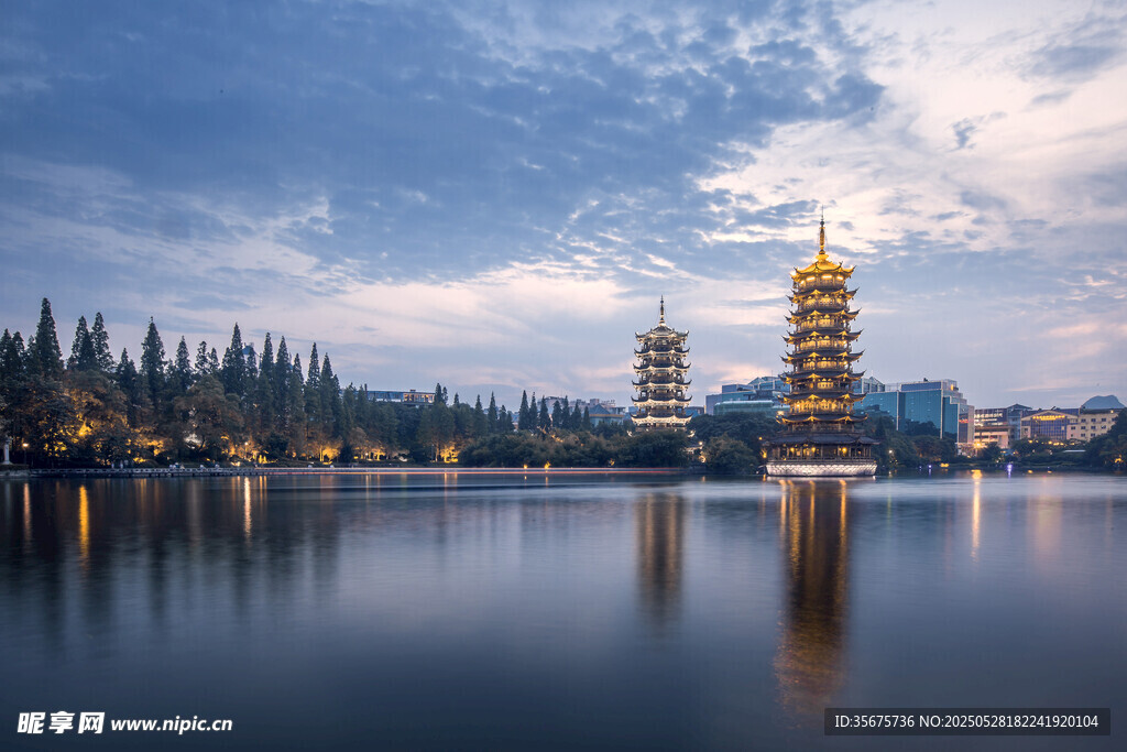 湖畔双塔楼的静谧美景