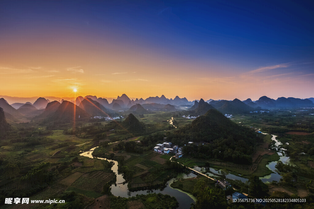 壮美山水间的日落美景
