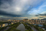 城市河畔壮丽天际线景观