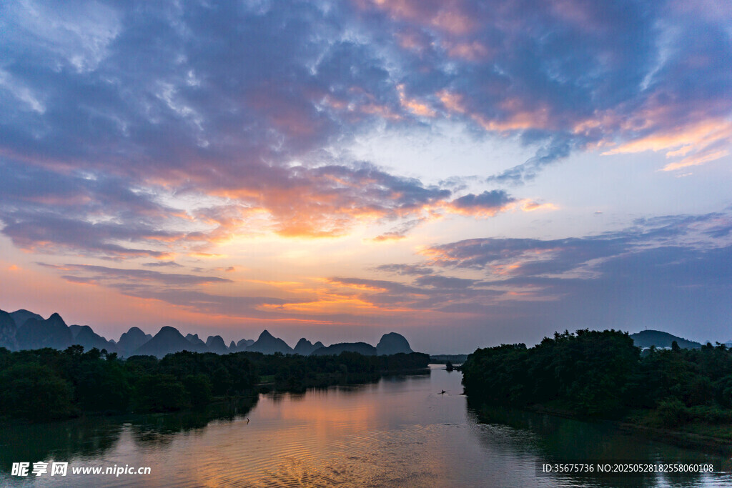 河畔绚丽晚霞美景