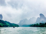 烟雨漓江山水如画景