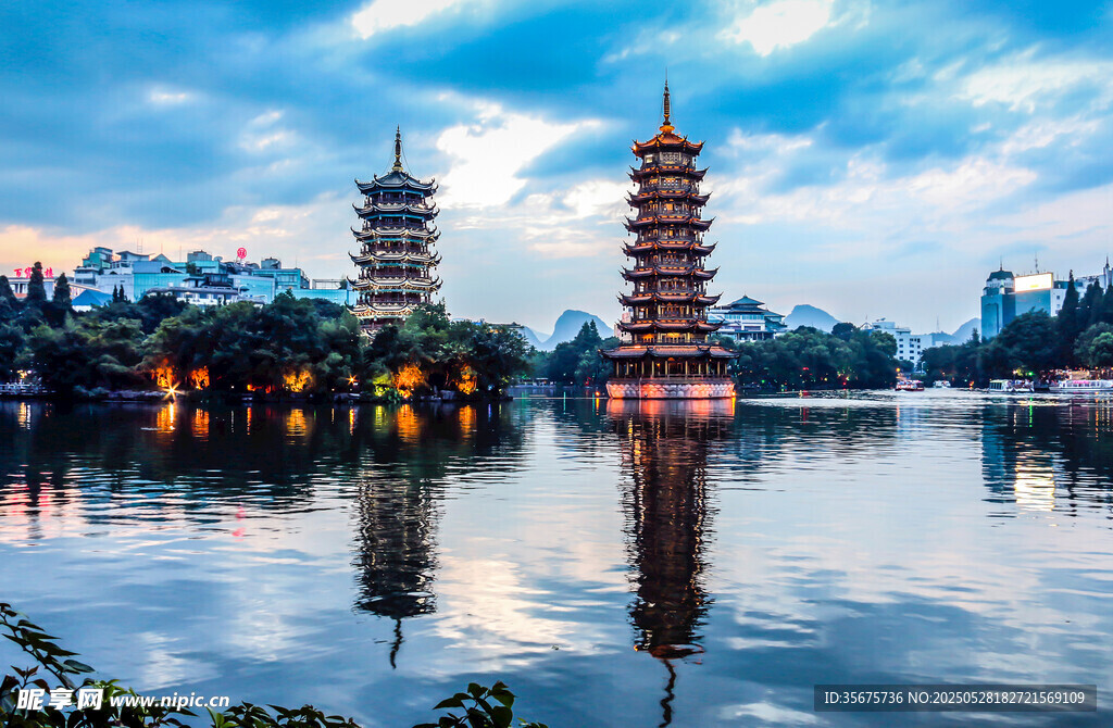 湖畔双塔夜景倒影如画