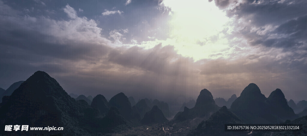 山峦云海间的壮丽景致