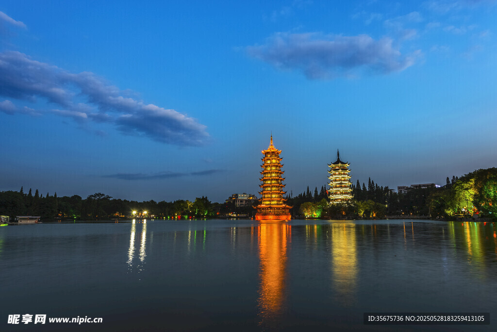 湖畔夜景中的塔楼倒影
