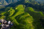 翠绿山峦俯瞰美景