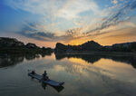 夕阳下的湖面泛舟美景