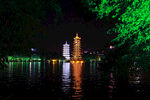湖畔夜景古塔与璀璨灯火