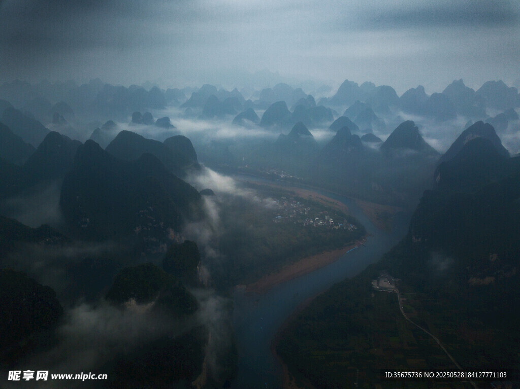 漓江山水云雾缭绕美景