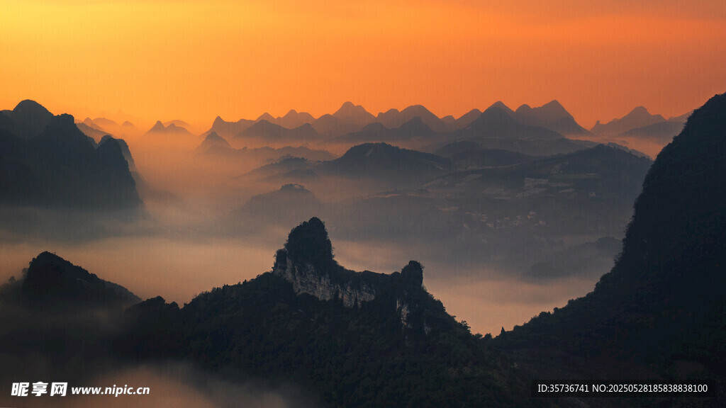 日出下的壮丽山峦景观