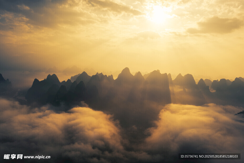 云海中的壮丽日出景观