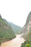 壮丽山河间的蜿蜒河流 